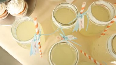 Birçok kavanoz limonata ile tablo