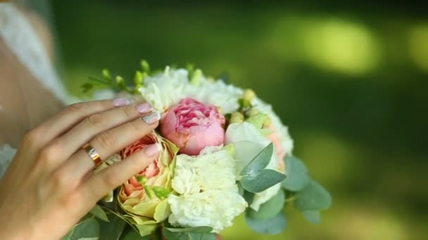 Sposa tenendo il suo bouquet di nozze — Video Stock