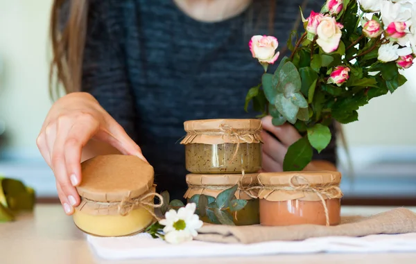 Différentes sortes de confiture de fruits délicieux pour le petit déjeuner — Photo