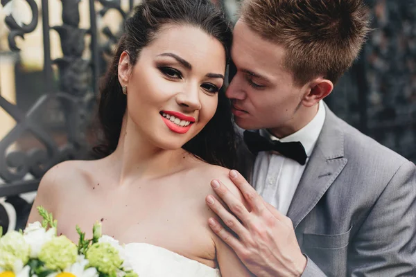 Átfogó mosolygó menyasszony vőlegény — Stock Fotó