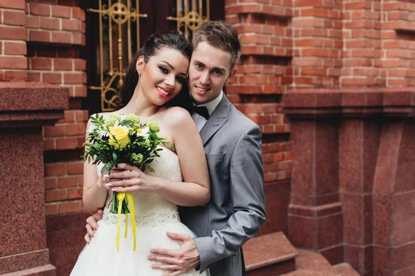 Brudgummen att hålla midjan bruden — Stockfoto