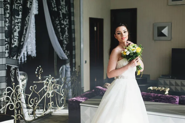 Bride standing in the room — Stock Photo, Image