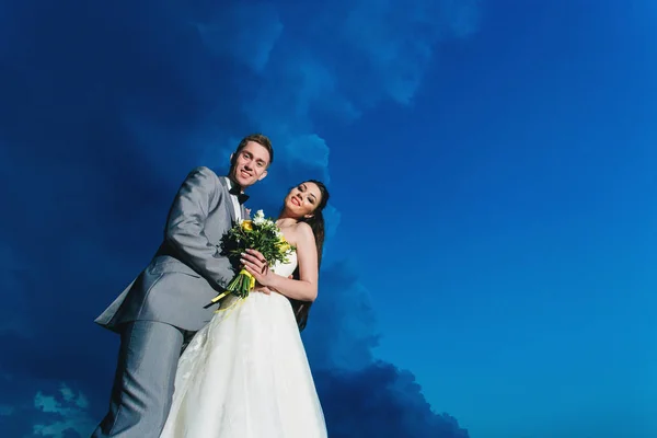 Recém-casados no fundo do céu — Fotografia de Stock
