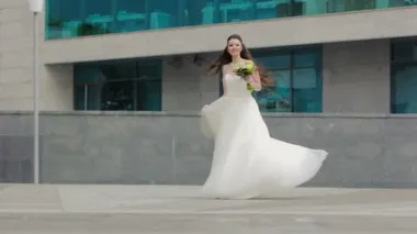 Gelin buketi ile döne döne