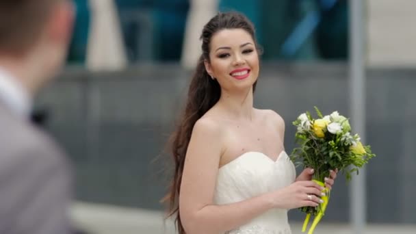 Praten met haar bruidegom bruid — Stockvideo
