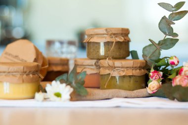 Kahvaltı için lezzetli meyve farklı türlü jam