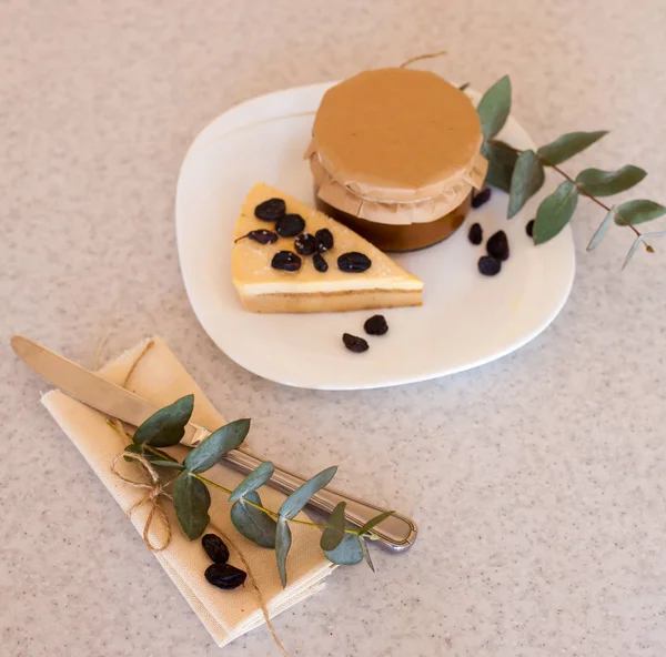 Абрикосове варення і торт з родзинками на тарілці — стокове фото