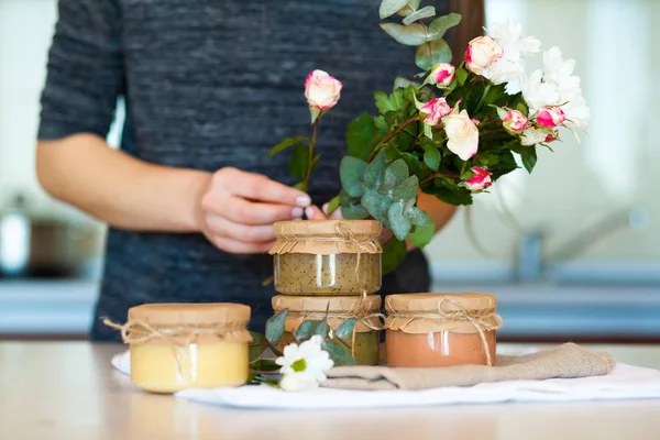 Différentes sortes de confiture de fruits délicieux pour le petit déjeuner — Photo