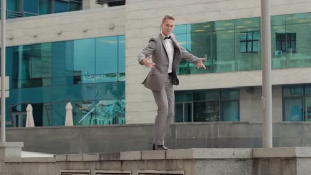 Novio bailando en frente del edificio — Vídeos de Stock