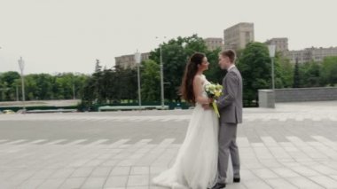 Konuşmayı ve sarılmayı yeni evliler