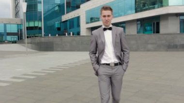 Meydanda yürümeye damat