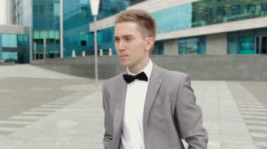 Meydanda yürümeye damat