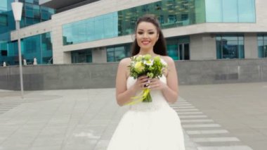 Meydanda yürümeye gelin