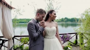 Damat gelini terasta öpüşme