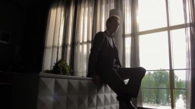 Pencerenin önünde oturan adam