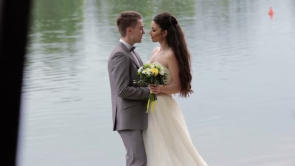 Recién casados besándose en el fondo del río — Vídeo de stock