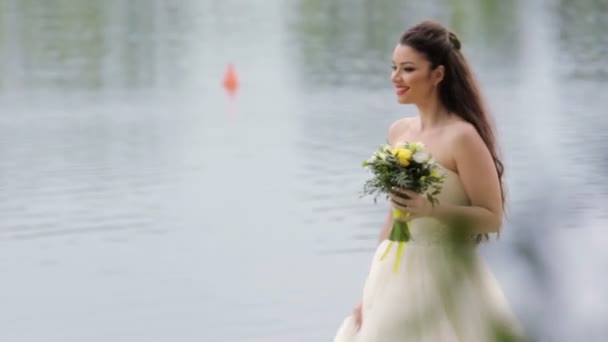 Sposa venire fino a sposo e baciarlo — Video Stock