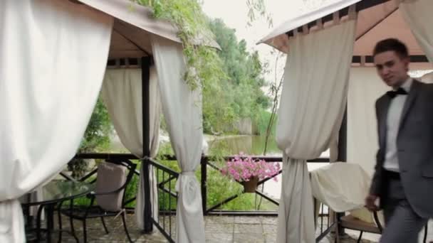 Novio caminando en la terraza — Vídeos de Stock