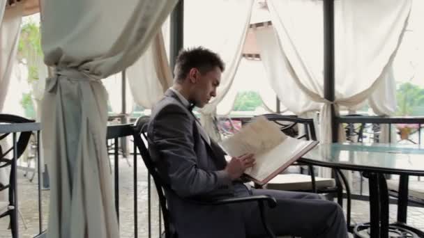 Junger Mann liest ein Buch — Stockvideo