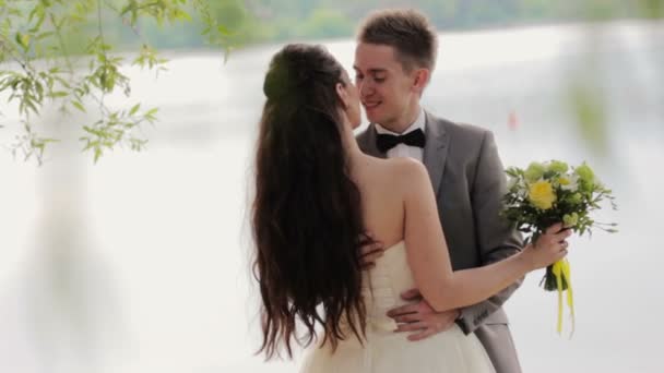 Noivo olhando para a noiva e sorrindo — Vídeo de Stock