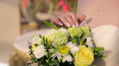 Bir buket holding eller