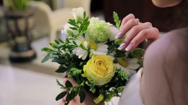 Bride holding a bouquet — Stock Video