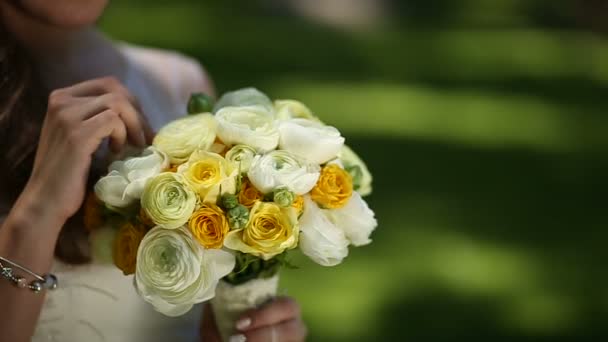 Bride and flowers — Stock Video