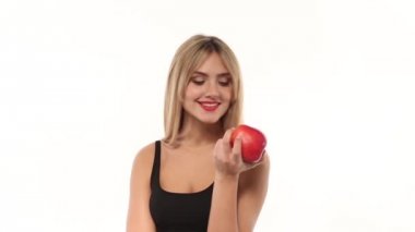 kadın yeme elma