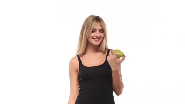 Женщина ест грушу — стоковое видео