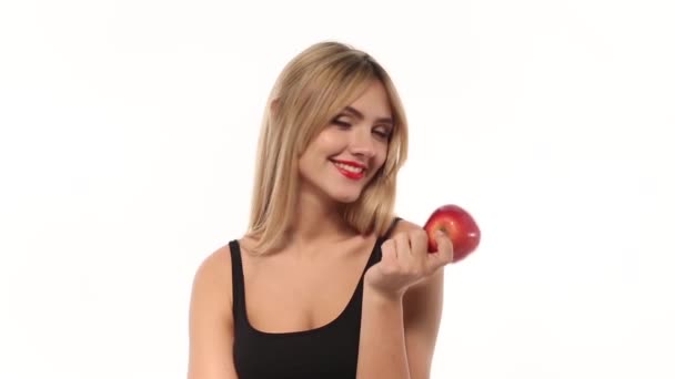 Mulher comendo maçã — Vídeo de Stock