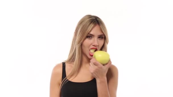Woman eten apple — Stockvideo