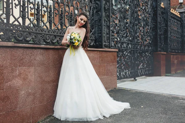 Bride with yellow bouquet — Stock Photo, Image