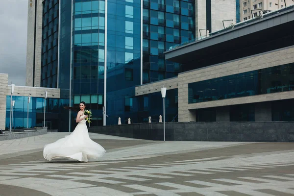 Az épület előtt található magas örvénylő menyasszony — Stock Fotó