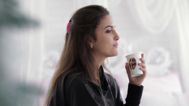 Genç model plastik bardak içme — Stok video