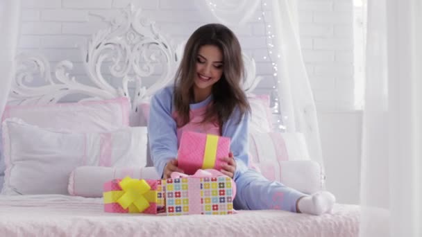 Mujer bonita abriendo regalos de Navidad — Vídeo de stock