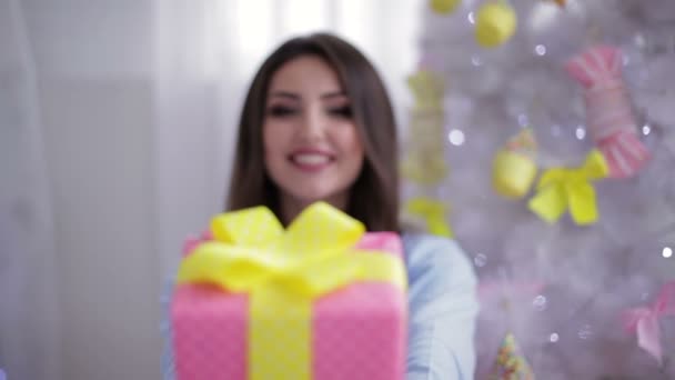 Young smiling model holding big box — Stock Video