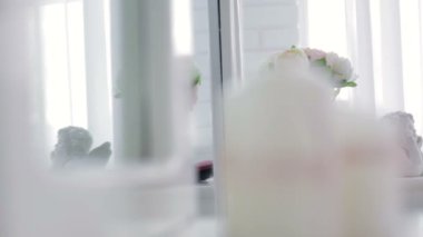 Vazo çiçek ve Eros heykelciği ile