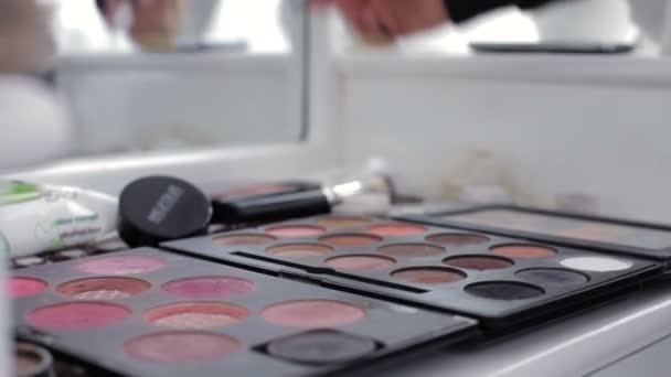 Stor palet til make-up på bordet – Stock-video