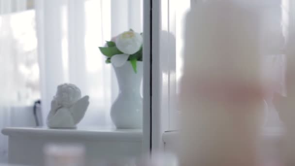 Vaso elegante com flores e estatueta de Cupido — Vídeo de Stock