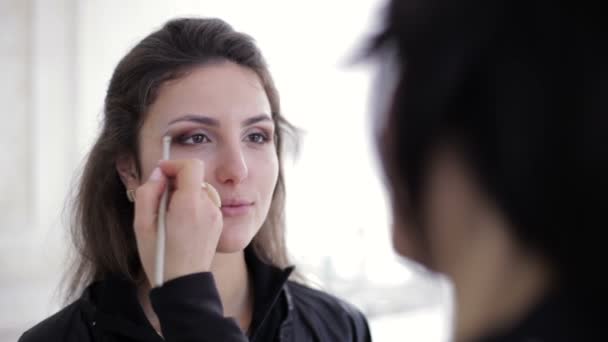 Визаж мастер делать макияж в помещении — стоковое видео
