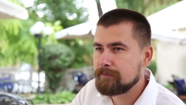 Fiatal férfi szakáll kacsintás és világos sört — Stock videók