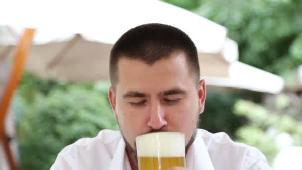 Köpüklü koyu bira dolu bardak — Stok video