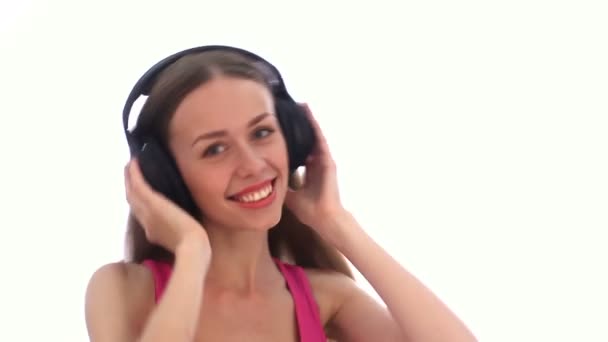 Mujer de belleza en auriculares bailando y quitándose los auriculares — Vídeos de Stock