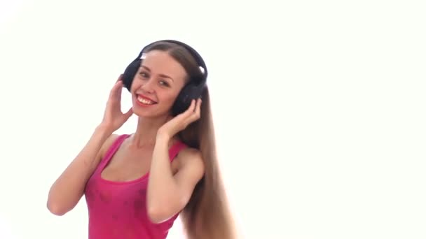Mulher em fones de ouvido dançando e tirando fones de ouvido em estúdio — Vídeo de Stock