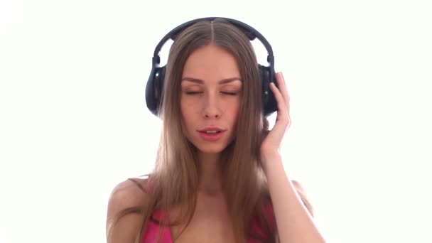 Woman in headphones use lipstick and send kiss — Stock Video