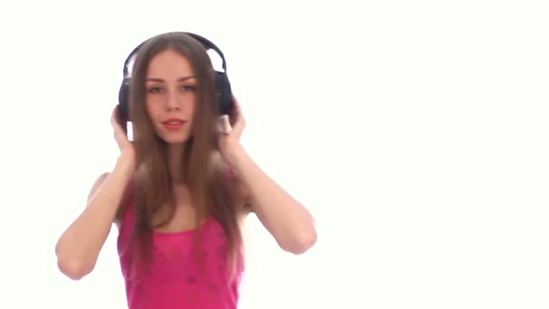 Kobieta w słuchawkach korzystających z muzyki — Wideo stockowe