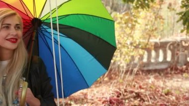 Salıncak üzerinde şemsiye ile mutlu kız