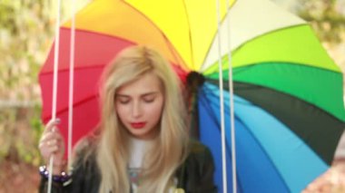 Çekici kız salıncakta oturan