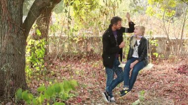 Swing ve yanında erkek kız