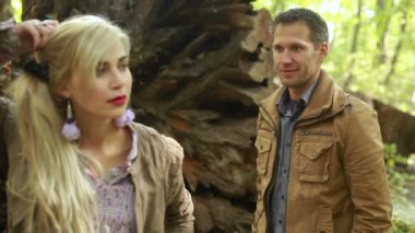 Erkek arkadaşına baktığı arıyorsunuz ve öpüşme